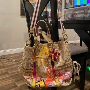 Amazing like new Coach Poppy tote with fun multi keychain accessories.